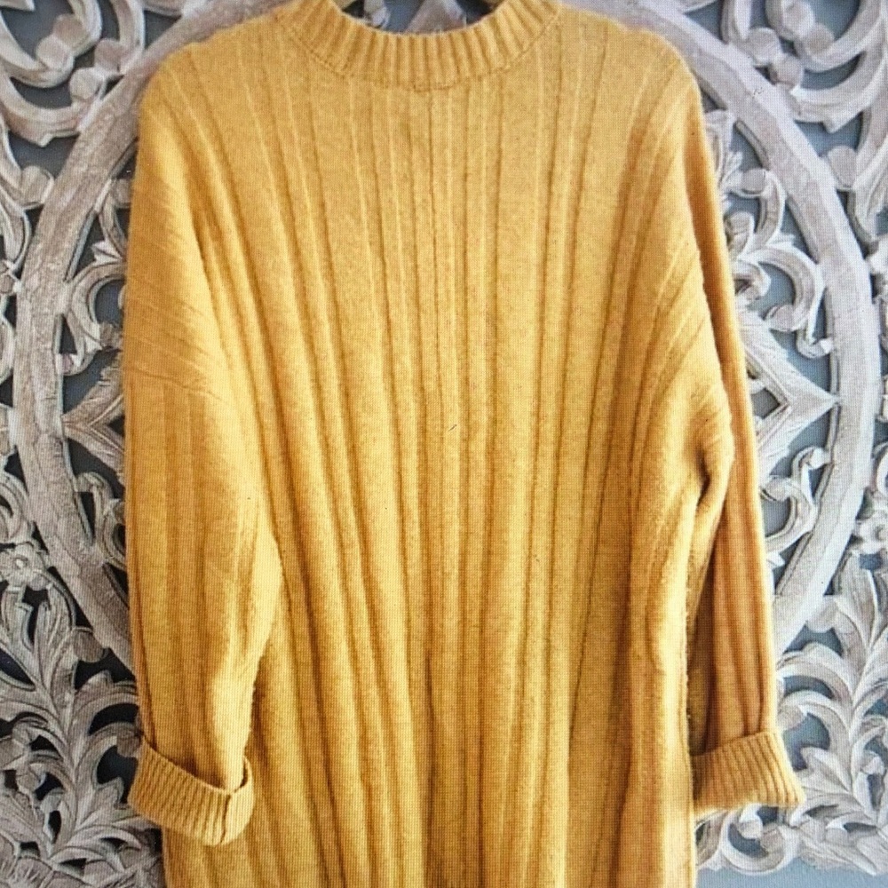 Golden Ribbed Button-Up Cardigan - Picture 2 of 3